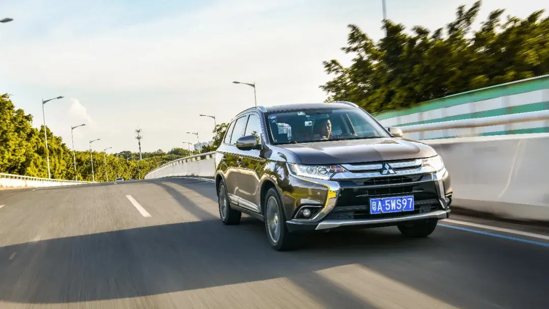 欧蓝德试驾：15万就能买的合资7座SUV，稳定靠谱口碑好  -图8