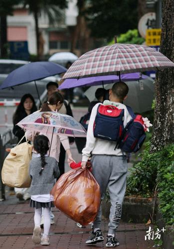 秋风秋雨到，我送小宝贝去学校  -图1